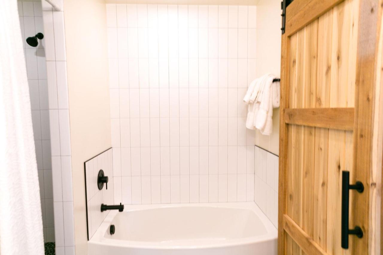 Lux Modern Chalet, Pool & Hot Tub, 10 Mins To The Mountain & Incredible Views Chalet Whitefish