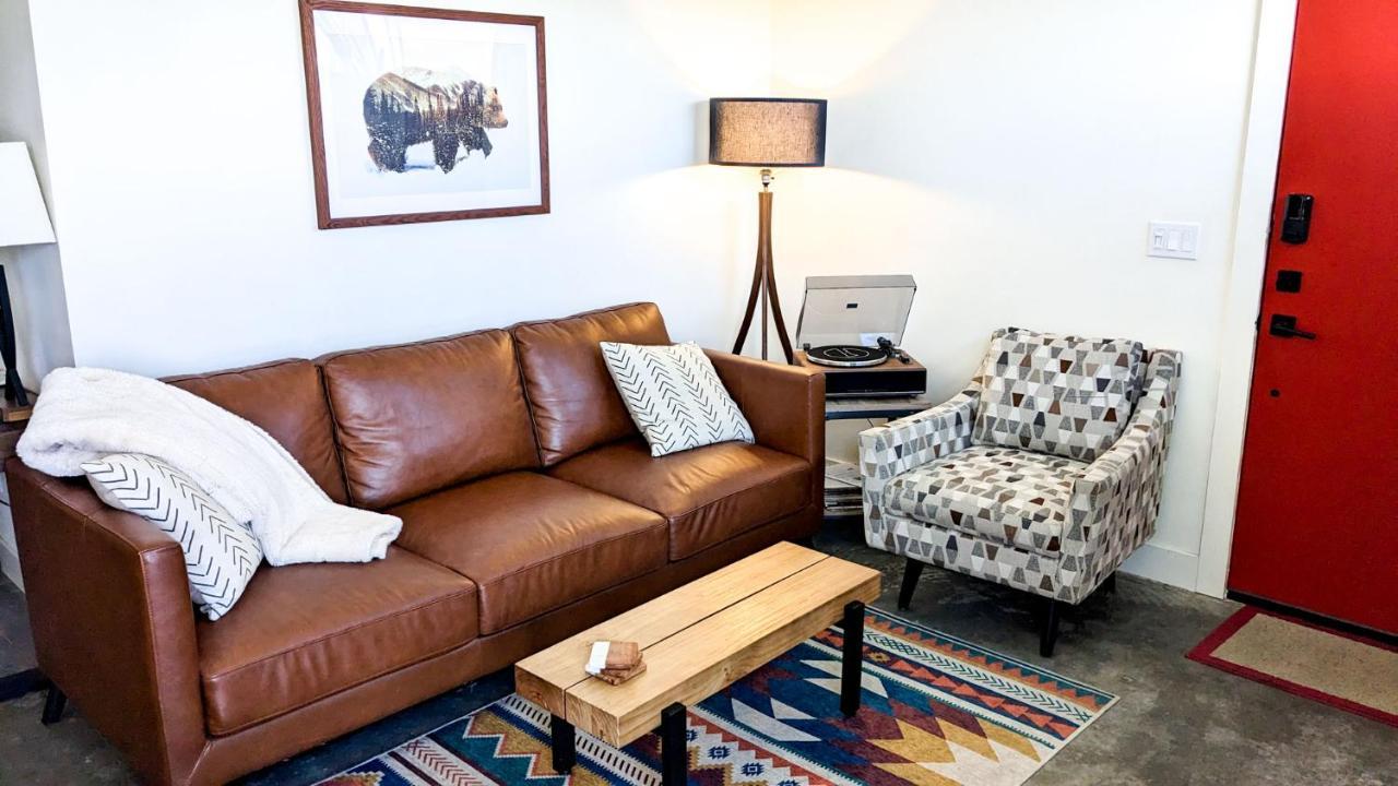 Chalet Lux Modern Chalet, Pool & Hot Tub, 10 Mins To The Mountain & Incredible Views *