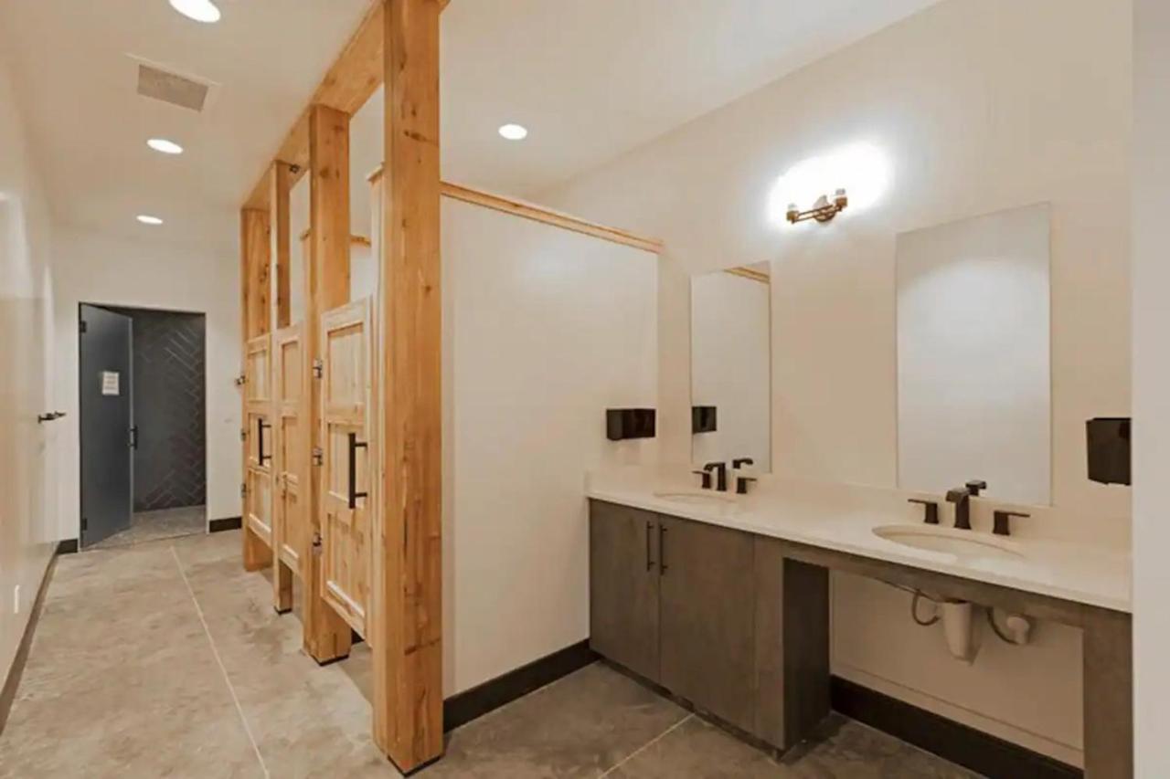 Lux Modern Chalet, Pool & Hot Tub, 10 Mins To The Mountain & Incredible Views Chalet *
